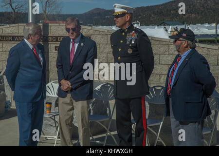 Le maire Bill Jahn de Big Bear Lake, représentant américain Paul Cook, le Major-général William F. Mullen III, général commandant, Marine Corps Air Ground Combat Center et Russell Lewis, aumônier, de l'American Legion Post 583, les invités de marque à un événement Journée des anciens combattants à Big Bear Lake, Californie, le 11 novembre, 2017. Chacune d'entre elles sont décorées d'anciens combattants des conflits antérieurs. (U.S. Marine Corps photo par Lance Cpl. Preston L. Morris) Banque D'Images