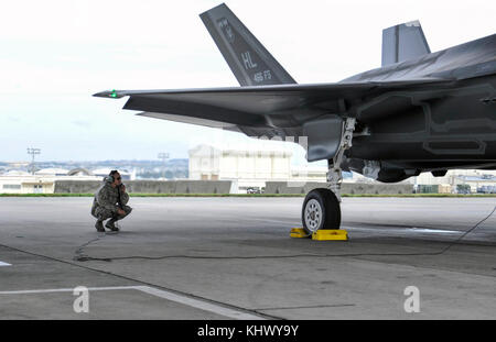 Les cadres supérieurs de l'US Air Force Airman Colby Cook, 419e Escadron de maintenance des aéronefs, chef d'équipe inspecte un F-35A Lightning II avant le décollage à Kadena Air Base, Japon, le 16 novembre 2017. Le F-35A est l'US Air Force's dernières faible cinquième génération observables intégrant la technologie stealth fighter. (U.S. Air Force photo par Naoto Anazawa) Banque D'Images