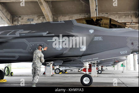 Les cadres supérieurs de l'US Air Force Airman Colby Cook, 419e Escadron de maintenance des aéronefs, chef d'équipe inspecte un F-35A Lightning II avant le décollage à Kadena Air Base, Japon, le 16 novembre 2017. Le F-35A est l'US Air Force's dernières faible cinquième génération observables intégrant la technologie stealth fighter. (U.S. Air Force photo par Naoto Anazawa) Banque D'Images