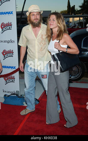 Brad Pitt et Jennifer Aniston arrivant à la 'FACE' premiere au Landmark Fine Arts Cecchi Gori Theatre de Los Angeles. Le 23 juillet 2002.  PittBrad AnistonJennifer10. Acteur, actrice, Premiere, événement célébrités, Arrivée, vertical, industrie du cinéma, Célébrités, Bestof, Arts, Culture et divertissement, Topix Banque D'Images