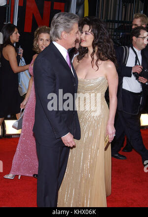 Michael Douglas et catherine zeta-Jones en arrivant à la 10e édition annuelle des Screen Actors Guild Awards 2004 ' Au Shrine Auditorium à Los angeles. Le 22 février 2004. Banque D'Images