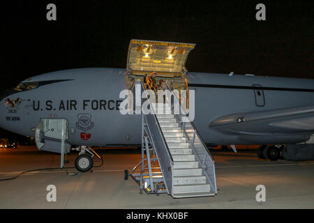 Les membres de la 285e Compagnie médicale (repas de soutien) débarquer un KC-135 Stratotanker 16 novembre 2017, à la base de la Garde nationale aérienne Rickenbacker à Columbus, Ohio. La 285e a été à Porto Rico depuis début octobre, la prestation de soins médicaux et de soutien dans le cadre des efforts de rétablissement à la suite de l'Ouragan Maria. (Photo de la Garde nationale de l'Ohio par le sergent. Michael Carden) Banque D'Images