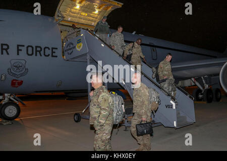 Les membres de la 285e Compagnie médicale (repas de soutien) débarquer un KC-135 Stratotanker 16 novembre 2017, à la base de la Garde nationale aérienne Rickenbacker à Columbus, Ohio. La 285e a été à Porto Rico depuis début octobre, la prestation de soins médicaux et de soutien dans le cadre des efforts de rétablissement à la suite de l'Ouragan Maria. (Photo de la Garde nationale de l'Ohio par le sergent. Michael Carden Banque D'Images