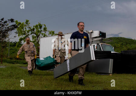 VIEQUES, Puerto Rico - De gauche à droite, Paula argile, avec l'Alaska 1 l'assistance médicale en cas de catastrophe, de l'équipe Don McCoon, avec la Californie 11 DMAT, et David Cruickshank, avec Connecticut 1 DMAT, porter des pièces d'une tente pour la configuration de l'hôpital près de Susana Centeno le 16 novembre 2017. La DMAT mis en place les tentes pour le personnel de l'hôpital peuvent disposer d'installations pour l'exploitation alors que l'hôpital est en cours de réparation. (U.S. Photo de l'armée par le Sgt. Avery Cunningham) Banque D'Images