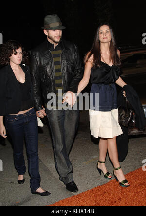 Ashton Kutcher avec Demi Moore et sa fille rumore arrivant à l'que' 70' show à la partie finale de la Tropicana hôtel Roosevelt Hotel de los angeles.. le 6 mai 2006.02 kutcherashton  amarrés d. acteur, actrice, premiere, événement célébrités, arrivée, vertical, industrie du cinéma, célébrités, bestof, arts, culture et divertissement, Ashton Kutcher topix et demi moore, Banque D'Images