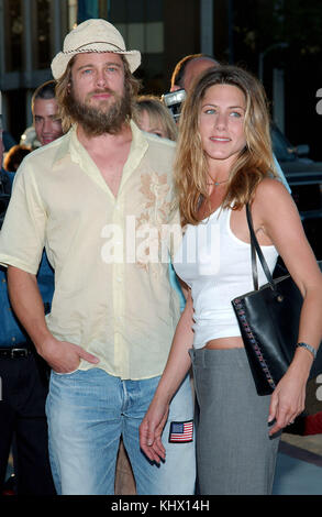 Brad Pitt et Jennifer Aniston arrivant à la 'FACE' premiere au Landmark Fine Arts Cecchi Gori Theatre de Los Angeles. Le 23 juillet 2002.  PittBrad AnistonJennifer03b. Acteur, actrice, Premiere, événement célébrités, Arrivée, vertical, industrie du cinéma, Célébrités, Bestof, Arts, Culture et divertissement, Topix Banque D'Images