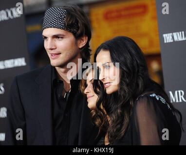 Ashton Kutcher avec Demi Moore et tallulah belle willis arrivant à mr brooks premiere au Chinese Theatre de Los Angeles. sourire horizontale Vue de côté 07  kutcherash t amarrés 07. acteur, actrice, premiere, événement célébrités, arrivée, vertical, industrie du cinéma, célébrités, bestof, arts, culture et divertissement, Ashton Kutcher topix et demi moore, Banque D'Images