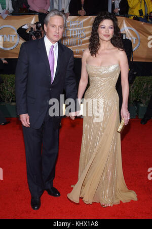 Michael Douglas et catherine zeta-Jones en arrivant à la 10e édition annuelle des Screen Actors Guild Awards 2004 ' Au Shrine Auditorium à Los angeles. Le 22 février 2004. Banque D'Images