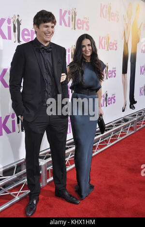 Ashton Kutcher & Demi Moore - 'les tueurs' premiere à l'arclight theatre de los angeles.Ashton Kutcher demi moore    45. acteur, actrice, premiere, événement célébrités, arrivée, vertical, industrie du cinéma, célébrités, bestof, arts, culture et divertissement, Ashton Kutcher topix et demi moore, Banque D'Images