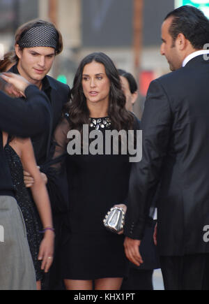 Avec Ashton Kutcher demi moore arrivant à mr brooks premiere au Chinese Theatre de Los Angeles. mooredemi kutcherashton arrivant 145. acteur, actrice, premiere, événement célébrités, arrivée, vertical, industrie du cinéma, célébrités, bestof, arts, culture et divertissement, Ashton Kutcher topix et demi moore, Banque D'Images