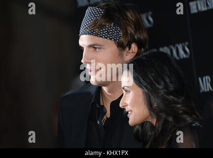 Avec Ashton Kutcher demi moore arrivant à mr brooks premiere au Chinese Theatre de los angeles headshot. mooredemi kutcherashton sourire bandana 146. acteur, actrice, premiere, événement célébrités, arrivée, vertical, industrie du cinéma, célébrités, bestof, arts, culture et divertissement, Ashton Kutcher topix et demi moore, Banque D'Images