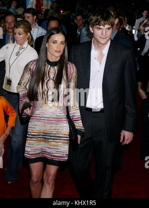 Demi Moore et Ashton Kutcher arrivant à la première de ' Charlie's angels ' au Chinese Theatre de Los Angeles le 18 juin 2003..mooredemi kutcherashton072. acteur, actrice, premiere, événement célébrités, arrivée, vertical, industrie du cinéma, célébrités, bestof, arts, culture et divertissement, Ashton Kutcher topix et demi moore, Banque D'Images