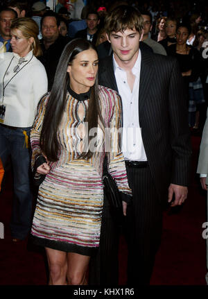 Demi Moore et Ashton Kutcher arrivant à la première de ' Charlie's angels ' au Chinese Theatre de Los Angeles le 18 juin 2003..mooredemi kutcherashton073. acteur, actrice, premiere, événement célébrités, arrivée, vertical, industrie du cinéma, célébrités, bestof, arts, culture et divertissement, Ashton Kutcher topix et demi moore, Banque D'Images