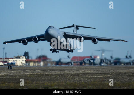 Un U.S. C-5M Super Galaxy affecté à la 22e Escadron de transport aérien décolle à Travis Air Force Base, en Californie, le 18 novembre 2017. Le C-5 a été chargé de fournir les capacités de sauvetage sous-marin de la marine des États-Unis à l'Argentine à l'aide dans la recherche de la sous-marin de la marine argentine A.R.A San Juan. Avion Air Mobility Command sont à la livraison du matériel et l'expertise nécessaires pour aider un pays partenaire. (U.S. Air Force photo par le Sgt. Joey Swafford) Banque D'Images