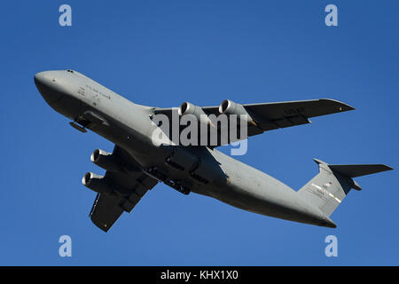 Un U.S. C-5M Super Galaxy affecté à la 22e Escadron de transport aérien décolle à Travis Air Force Base, en Californie, le 18 novembre 2017. Le C-5 a été chargé de fournir les capacités de sauvetage sous-marin de la marine des États-Unis à l'Argentine à l'aide dans la recherche de la sous-marin de la marine argentine A.R.A San Juan. Avion Air Mobility Command sont à la livraison du matériel et l'expertise nécessaires pour aider un pays partenaire. (U.S. Air Force photo par le Sgt. Joey Swafford) Banque D'Images