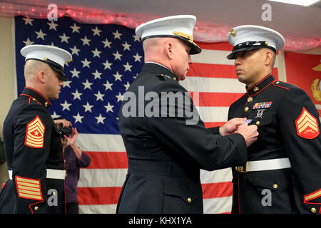 Sgt. Maj. Bryan Fuller (à gauche), inspecteur instructeur Sgt. Maj. Du combat Logistics Group 453, et Brig. Le général Michael Martin (au centre), commandant adjoint du Commandement des Forces du corps des Marines, actuel sergent vétéran du corps des Marines. Eubaldo Lovato (à droite), avec le prix Silver Star à Montrose, Colorado, 18 novembre 2017. Lovato a reçu une récompense de son ancienne étoile de bronze pour ses actions héroïques tout en servant comme chef d'équipe avec la Compagnie A, 1er Bataillon, 8e Régiment maritime, 1re Division marine, pendant l'opération Al Fajr, dans le cadre de l'opération liberté irakienne, le 15 novembre 2004. Le Silver Star Banque D'Images