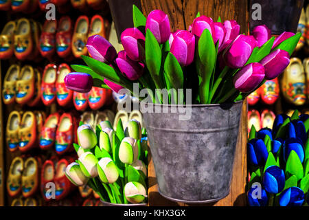 Beaux bouquets de tulipes en bois coloré dans le godet et des chaussures en bois en ligne sur le mur. dutch souvenirs décoration à Zaanse Schans, nethe Banque D'Images