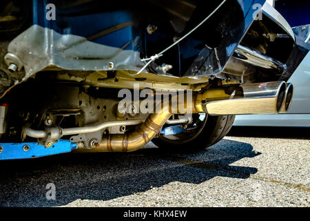 Tuyau d'échappement double chromé au fond de la voiture. divers détails du véhicule en Californie du sud. Banque D'Images