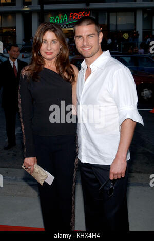 Producteurs exécutifs Paula Wagner et Tom cruise arrivent pour 'les autres' premiere tenue à la dga Theatre à Hollywood, ca., 7 août 2001. wagnerpaula cruisetom15. acteur, actrice, premiere, événement célébrités, arrivée, vertical, industrie du cinéma, célébrités, bestof, arts, culture et divertissement, topix Banque D'Images