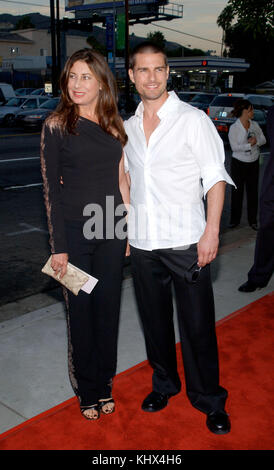 Producteurs exécutifs Paula Wagner et Tom cruise arrivent pour 'les autres' premiere tenue à la dga Theatre à Hollywood, ca., le 7 août 2001. (Photo © wagnerpaula tsuni)cruisetom16. acteur, actrice, premiere, événement célébrités, arrivée, vertical, industrie du cinéma, célébrités, bestof, arts, culture et divertissement, topix Banque D'Images