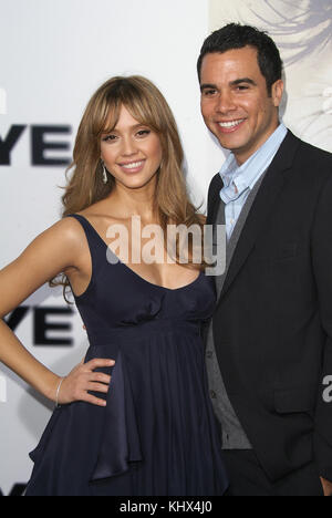 Jessica Alba et cash warren arrivant à 'l'œil' première mondiale à Los Angeles, CA 1/31/2008. Banque D'Images