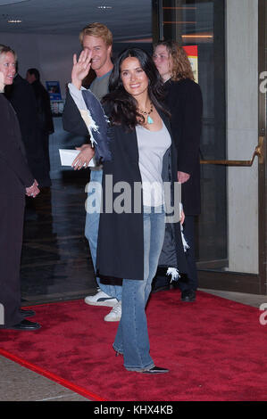 Salma Hayek et ed norton arrivant à la première de panic room au Loews siècle theatre de los angeles. Le 18 mars 2002. hayeksalma nortoned05. acteur, actrice, premiere, événement célébrités, arrivée, vertical, industrie du cinéma, célébrités, bestof, arts, culture et divertissement, Salma Hayek topix et amis . Banque D'Images