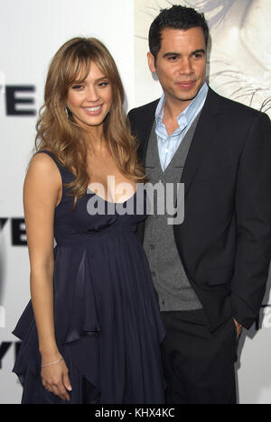 Jessica Alba et cash warren arrivant à 'l'œil' première mondiale à Los Angeles, CA 1/31/2008. Banque D'Images