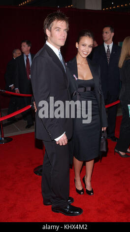 Michael weatherly et épouse Jessica Alba arrive à la 53e édition de prime-time EMMY awards tenue au shubert theatre, los angeles, ca., nov. 4, 2001. Banque D'Images