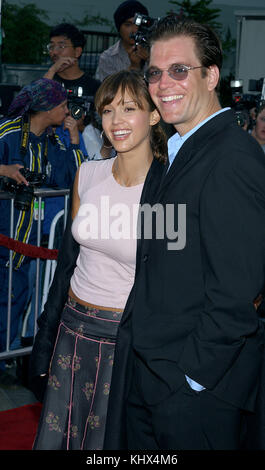 Jessica Alba et Michael weatherly arrivant à la première de ' l'italienne ' au Chinese Theatre de Los Angeles. le 27 mai 2003. Banque D'Images