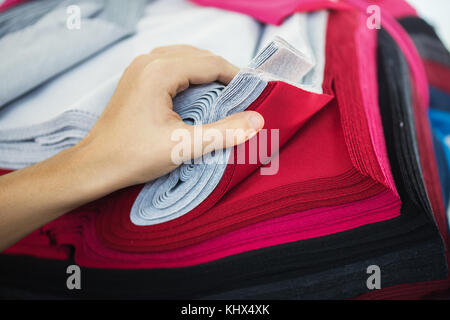 Femme choisissant couleurs tissu. Banque D'Images