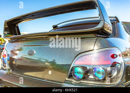 Grand becquet sur une voiture noire avec sparkles. Les voitures personnalisées en Californie du sud de l'été 2017 Banque D'Images