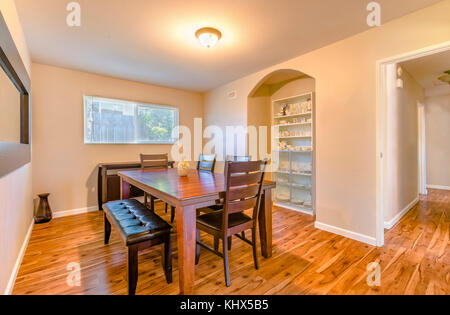 Petite salle à manger avec parquet et table en bois rustique. Superbe maison en Californie dans le comté de San Diego. real estate listings avec graphiques puissants. Banque D'Images