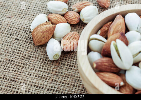 Les amandes sur le sac et la cuvette. Banque D'Images