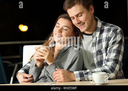 Couple amoureux d'adolescents à un bar dans la nuit Banque D'Images