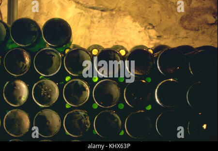 Des bouteilles de vin blanc agrafé dans une ancienne cave d'un domaine viticole de la moselle. Banque D'Images