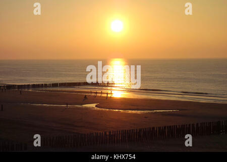 Magnifique coucher de soleil sur le littoral de la mer du Nord aux Pays-Bas. Banque D'Images