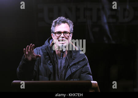 NEW YORK, NY - 19 JANVIER : Mark Ruffalo prononce un discours alors que les gens se réunissent devant le Trump International Hotel & Tower à New York, aux États-Unis, le 19 janvier 2017, lors d'une manifestation pour protester contre le président élu, le républicain, Donald Trump, avant son investiture qui se tiendra à Washington. Bill de Blasio, maire de Minneapolis, Betsy Hodges, maire de New York, participe à la manifestation ainsi que des célébrités telles que Robert de Niro, Marisa Tomei, Sally Field, Alec Baldwin, Mark Ruffalo, Cynthia Nixon, Michael Moore, cher, Natalie gens de marchands: Mark Ruffalo Banque D'Images