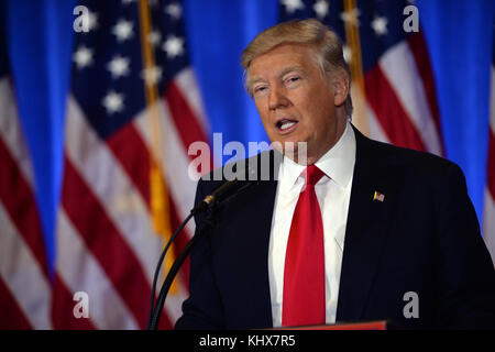 NEW YORK, NY - 11 JANVIER : le président élu Donald Trump se présente avec le vice-président élu Mike Pence, les fils de Trump Eric Trump, Donald Trump Jr. Et sa fille Ivanka lors d'une conférence de presse à la Trump Tower le 11 janvier 2017 à New York. Il s'agit de la première conférence de presse officielle de Trump depuis les élections de novembre. Les gens : Donald Trump Banque D'Images