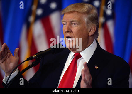 NEW YORK, NY - 11 JANVIER : le président élu Donald Trump se présente avec le vice-président élu Mike Pence, les fils de Trump Eric Trump, Donald Trump Jr. Et sa fille Ivanka lors d'une conférence de presse à la Trump Tower le 11 janvier 2017 à New York. Il s'agit de la première conférence de presse officielle de Trump depuis les élections de novembre. Les gens : Donald Trump Banque D'Images