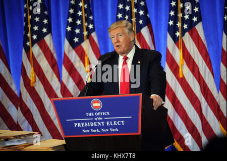 NEW YORK, NY - 11 JANVIER : le président élu Donald Trump se présente avec le vice-président élu Mike Pence, les fils de Trump Eric Trump, Donald Trump Jr. Et sa fille Ivanka lors d'une conférence de presse à la Trump Tower le 11 janvier 2017 à New York. Il s'agit de la première conférence de presse officielle de Trump depuis les élections de novembre. Les gens : Donald Trump Banque D'Images