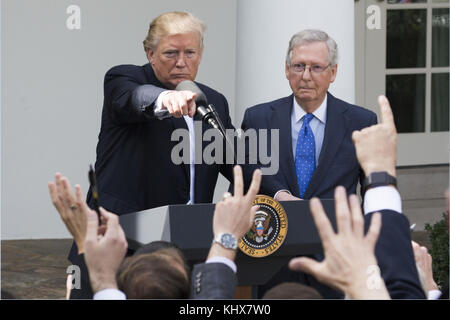 WASHINGTON, DC -16 OCTOBRE : le président Donald Trump, accompagné du chef de la majorité au Sénat Mitch McConnell, appelle un journaliste à une conférence de presse conjointe dans la roseraie de la Maison Blanche, lundi 16 octobre 2017, à Washington, DC, disant que lui et McConnell travaillent dur avec d'autres membres du Congrès sur les questions de la réforme fiscale et de la santé CareWhite House 16 octobre 2017, à Washington, DC personnes : Donald Trump, rejoint par le vice-président Mike Pence Banque D'Images