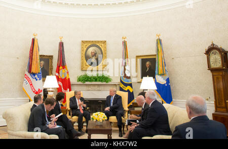 WASHINGTON, DC – 20 OCTOBRE : le président Donald J. Trump, accompagné du secrétaire américain aux Nations Unies Nikki Haley; le Conseiller à la sécurité nationale Lt. Gen. H.R. McMaster et les conseillers principaux de la Maison Blanche, rencontrent le Secrétaire général des Nations Unies António Guterres, vendredi 20 octobre 2017, dans le Bureau ovale de la Maison Blanche à Washington, D.. C People : Donald Trump, rejoint par le vice-président Mike Pence Banque D'Images