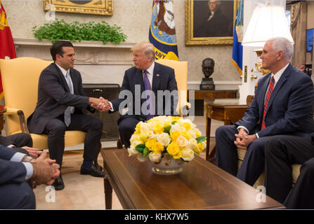 WASHINGTON, DC -19 OCTOBRE : le vice-président Mike Pence assiste à la réunion avec le président Donald J. Trump et le gouverneur de Porto Rico Ricardo Rossello dans le bureau ovale, jeudi 19 octobre 2017, à la Maison Blanche à Washington, DC, pour discuter des efforts de secours et de reconstruction en cours pour Porto Rico à la suite des ouragans Irma et Maria People : Donald Trump, Mike Pence, Donald J. Trump et le gouverneur de Porto Rico Ricardo Rossello Banque D'Images