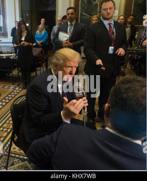 WASHINGTON, DC -17 OCTOBRE : le président Donald Trump participe à une interview avec des membres de radio Row dans la salle des traités indiens dans le bâtiment du bureau exécutif Eisenhower à la Maison Blanche, mardi 17 octobre 2017, à Washington, D.C. People : Donald Trump Banque D'Images