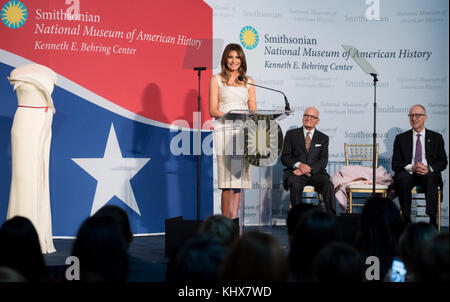 WASHINGTON, DC -20 OCTOBRE : la première dame Melania Trump prononce son allocution lors de la présentation de sa robe inaugurale au Smithsonian National Museum of American History, vendredi 20 octobre 2017, à Washington, D.C. People : première dame Melania Trump Banque D'Images
