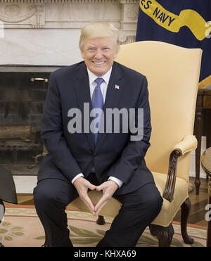 Le président Donald J. Trump s’entretient avec des membres de la presse à l’occasion d’une visite du Bureau ovale de l’ancien secrétaire d’État Dr Henry Kissinger, mardi 10 octobre 2017, à la Maison Blanche à Washington, DC. Personnes : le président Donald J. Trump Banque D'Images