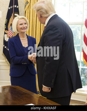 Le président Donald J. Trump accueille Callista Gingrich, nouvelle ambassadrice des États-Unis au Saint-Siège, et son mari, Newt Gingrich, au Bureau ovale de la Maison Blanche, le mardi 24 octobre 2017, à Washington, D.C.. Banque D'Images