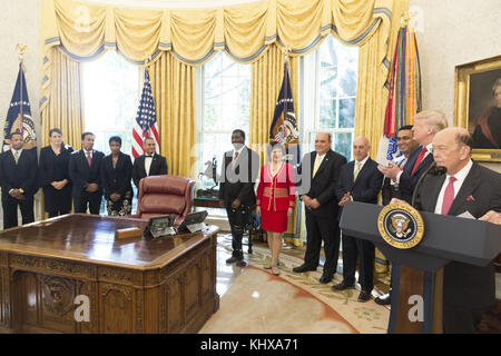 Le président Donald J. Trump applaudit les lauréats des prix de la semaine du développement des entreprises minoritaires, présentés par le secrétaire américain au Commerce Wilbur Ross, dans le Bureau ovale de la Maison Blanche, le mardi 24 octobre 2017, à Washington, D.C.. Personnes : le président Donald J. Trump Banque D'Images