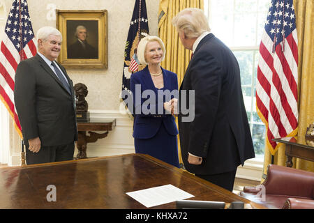 Le président Donald J. Trump accueille Callista Gingrich, nouvelle ambassadrice des États-Unis au Saint-Siège, et son mari, Newt Gingrich, au Bureau ovale de la Maison Blanche, le mardi 24 octobre 2017, à Washington, D.C.. Banque D'Images