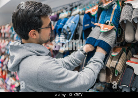 En choisissant l'homme client accueil chaussons en supermarché mall Banque D'Images